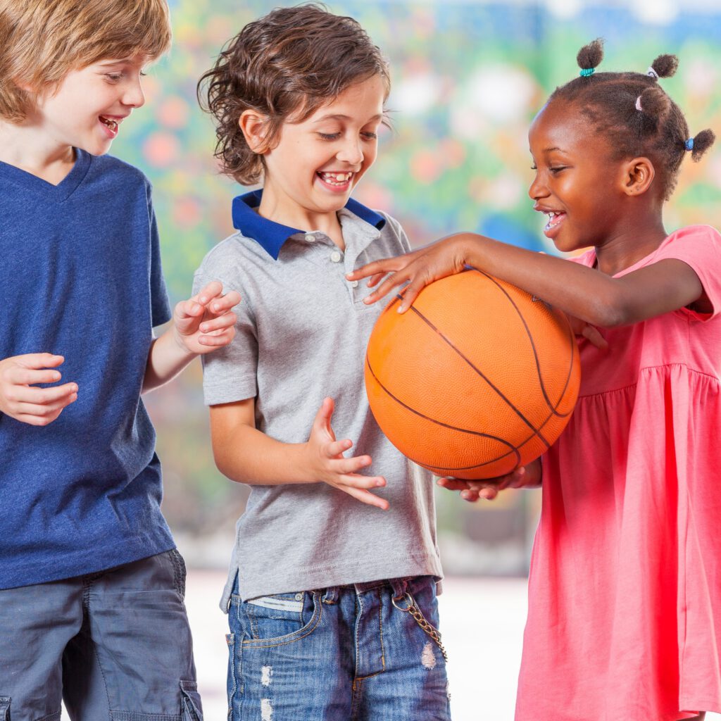 Drei Kinder und ein Basketball