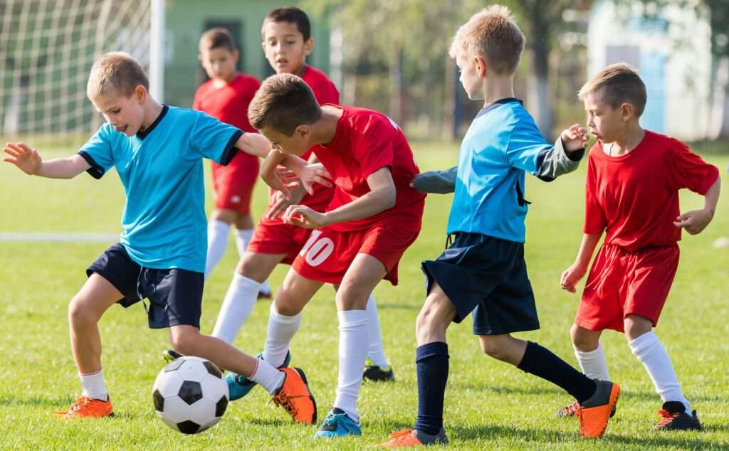 Kinder beim Fussballspiel